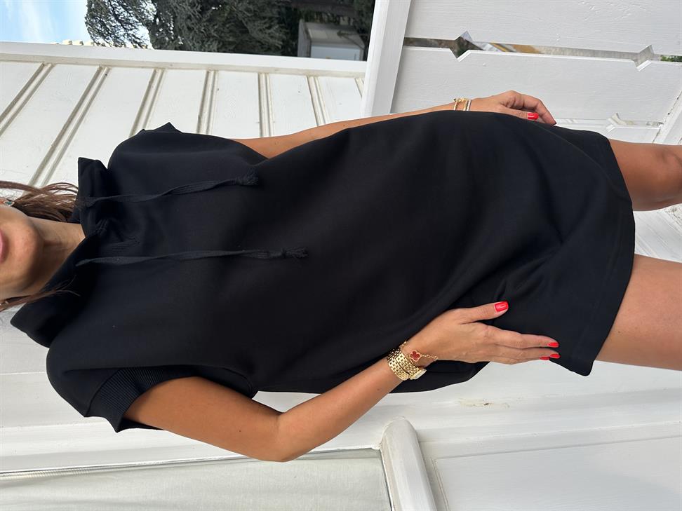 Siyah Kapüşonlu Kolsuz Elbise