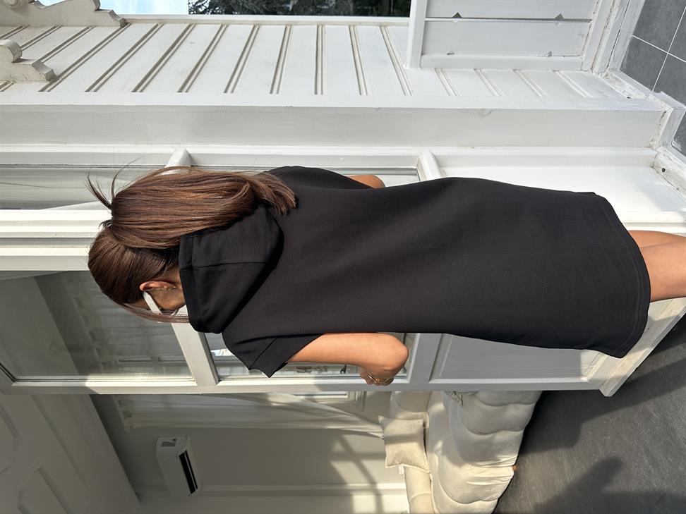 Siyah Kapüşonlu Kolsuz Elbise