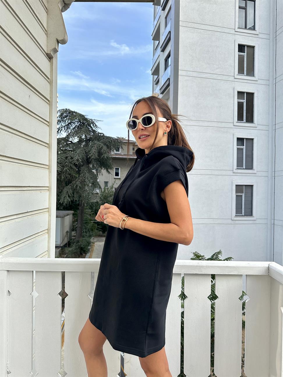 Siyah Kapüşonlu Kolsuz Elbise