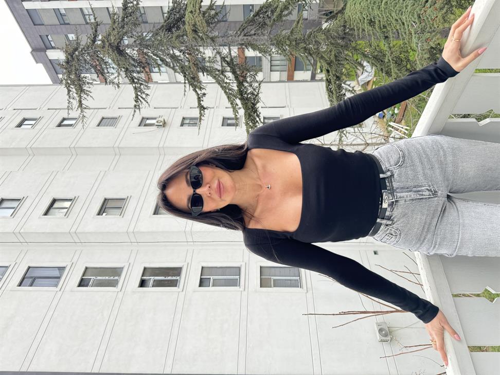 Siyah Kare Yaka Uzun Kollu Bluz