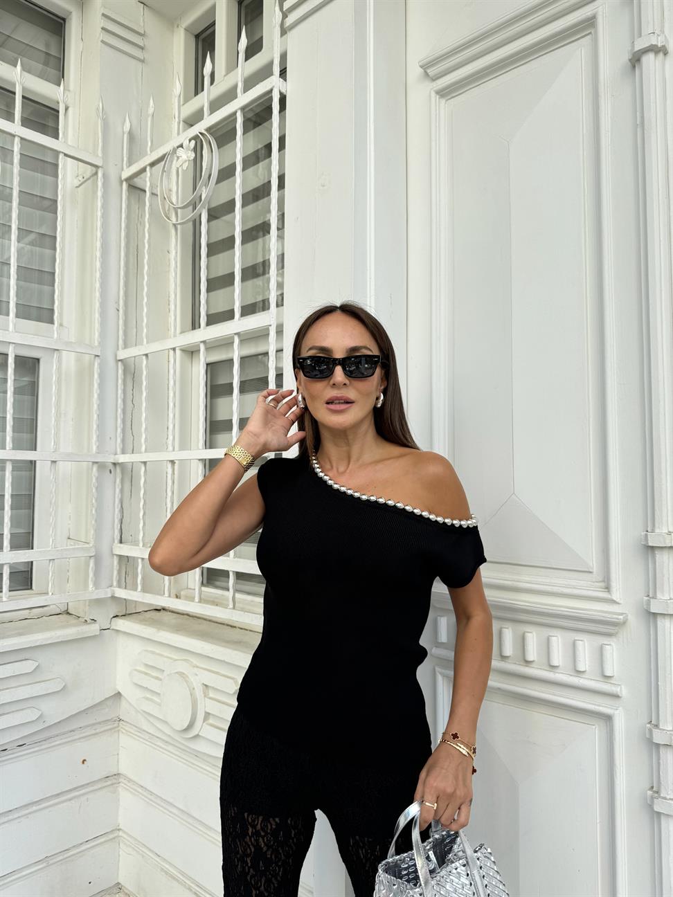 Siyah Kayık Yaka Boncuklu Triko Bluz