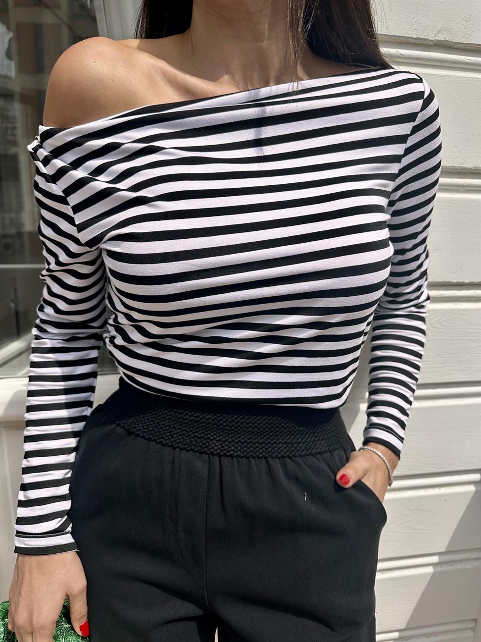 Siyah Kayık Yaka Çizgili Bluz