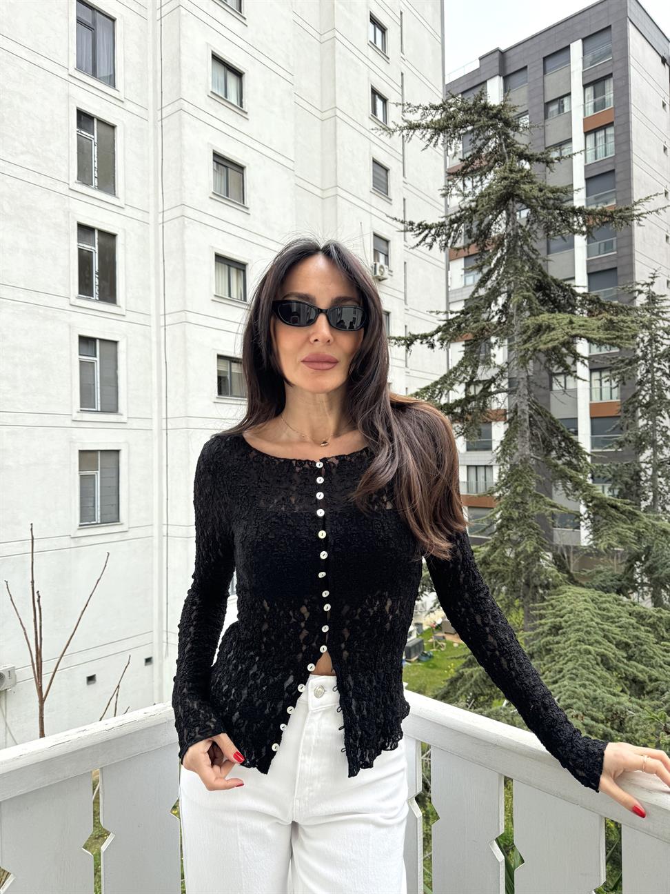 Siyah Kayık Yaka Düğmeli Dantel Hırka