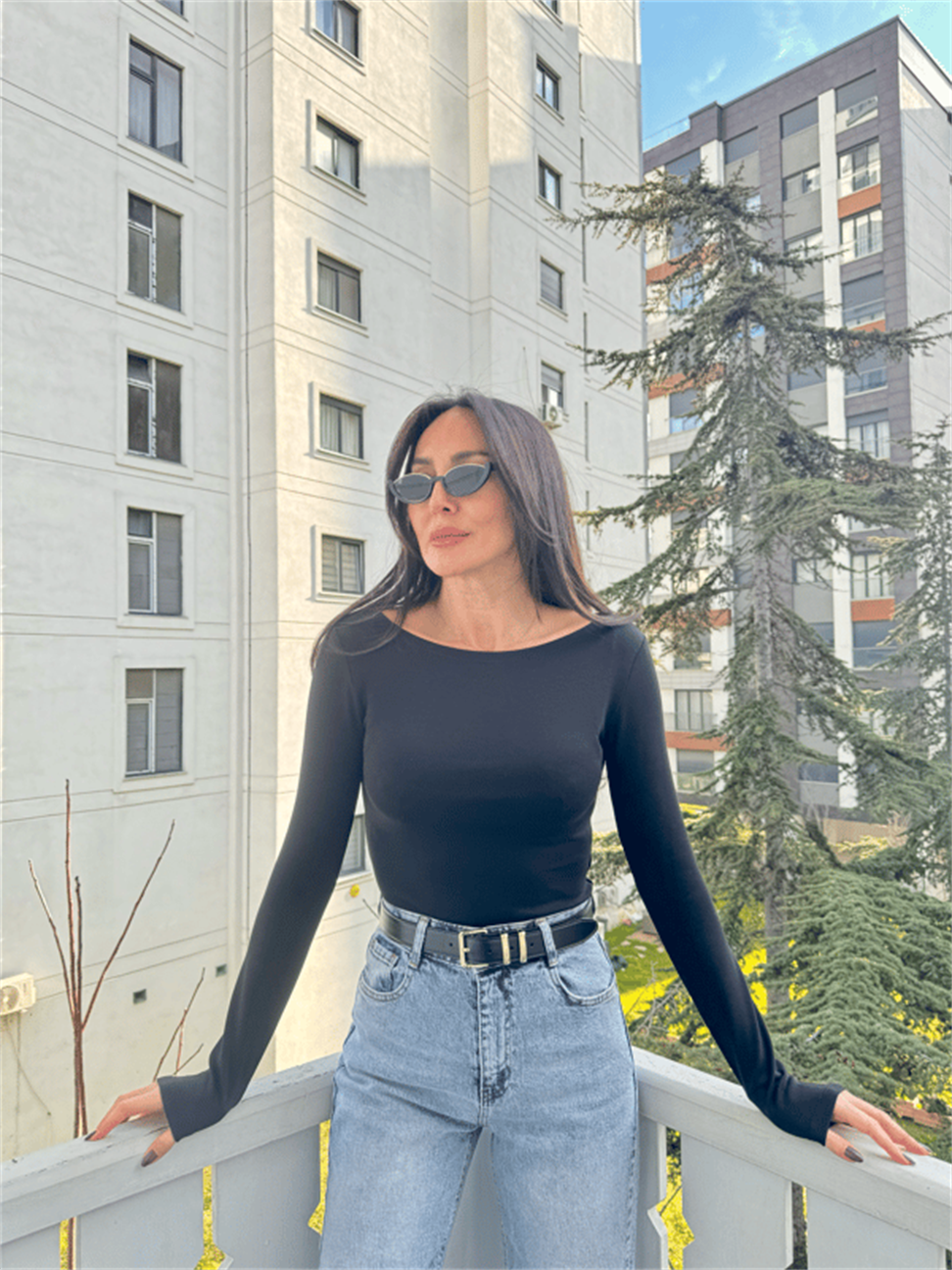 Siyah Kayık Yaka Uzun Kollu Top