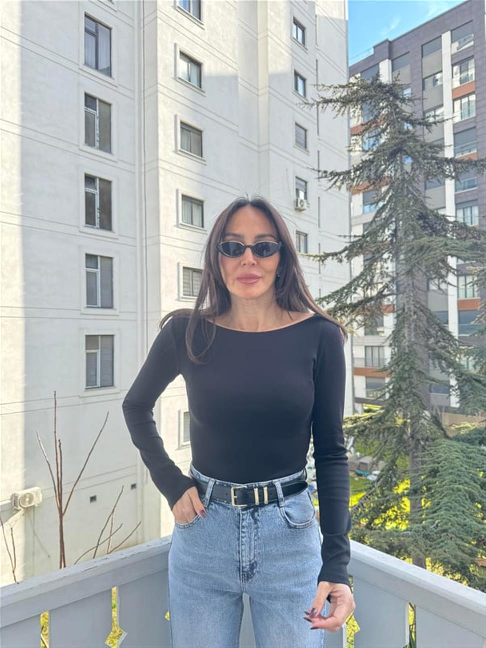 Siyah Kayık Yaka Uzun Kollu Top