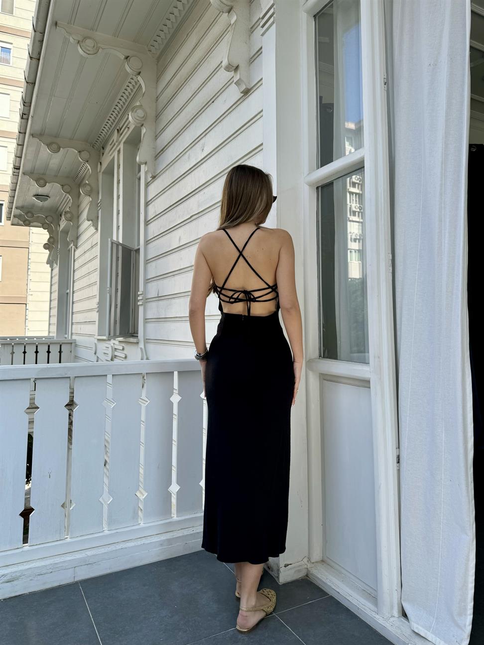 Siyah Kelebek Yaka Sırt Dekolteli Elbise