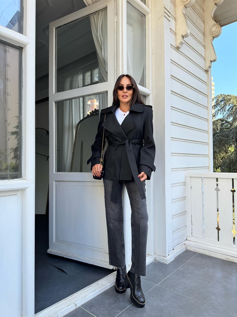 Siyah Kemerli Kruvaze Yaka Ceket