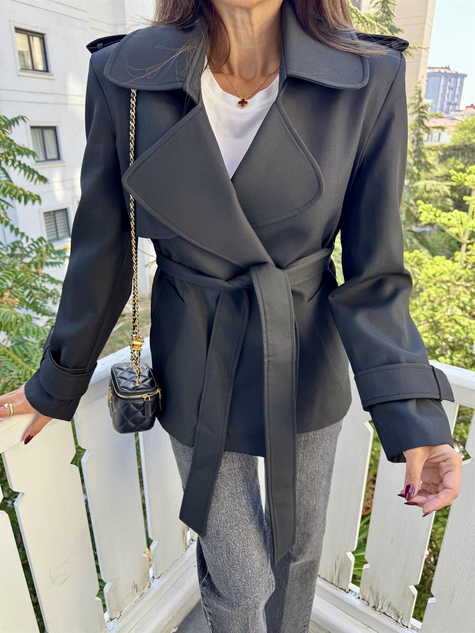 Siyah Kemerli Kruvaze Yaka Ceket