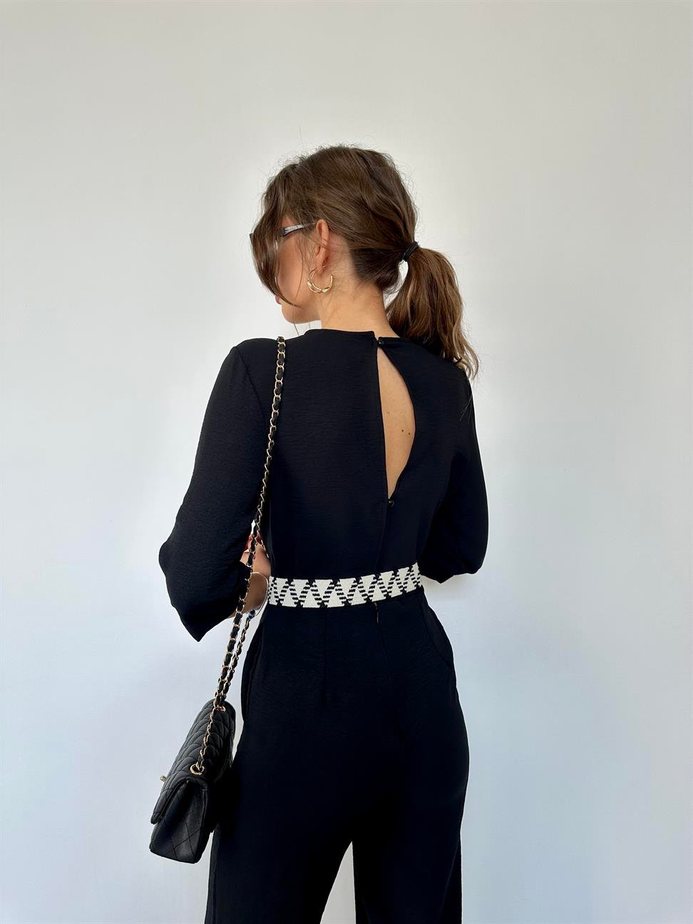 Siyah Kemerli Kruvaze Yaka Tulum