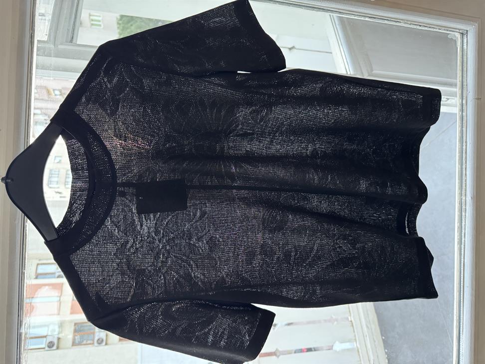 Siyah Kendinden Desenli Kısa Kollu Tişört