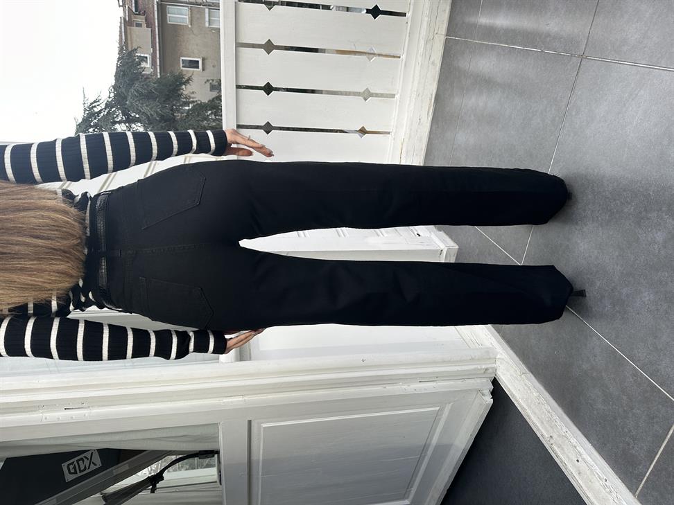 Siyah Kesik Paça Straight Jean