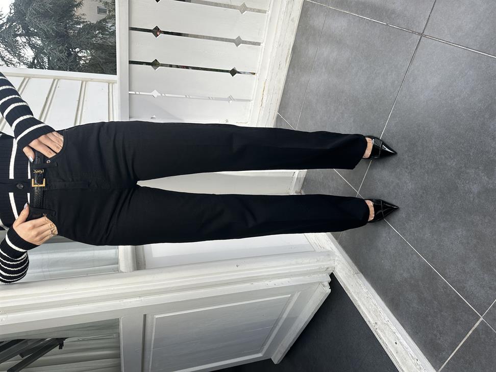 Siyah Kesik Paça Straight Jean