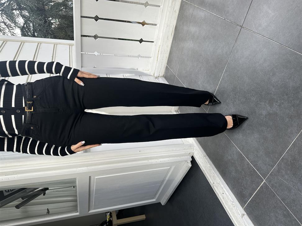 Siyah Kesik Paça Straight Jean