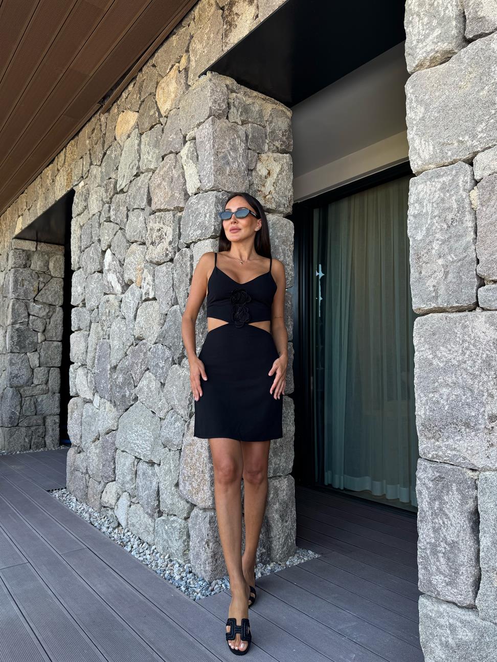 Siyah Keten Karışımlı Gül Detay Elbise