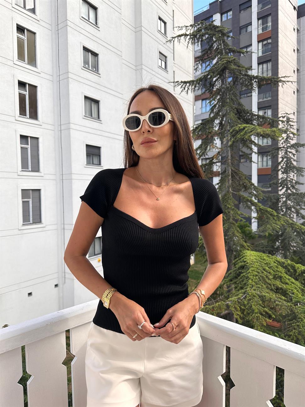 Siyah Kısa Kollu Kalp Yaka Bluz