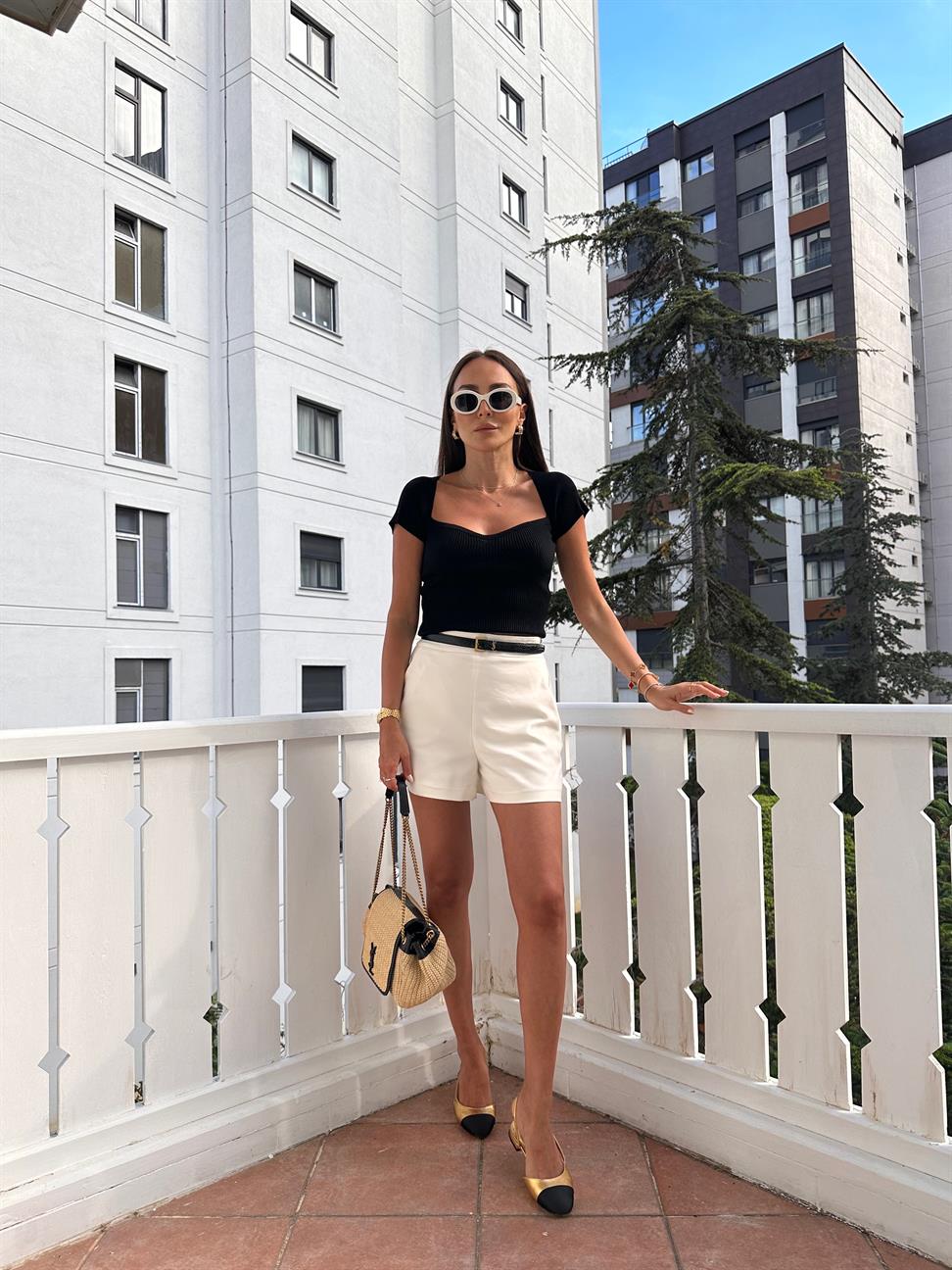 Siyah Kısa Kollu Kalp Yaka Bluz