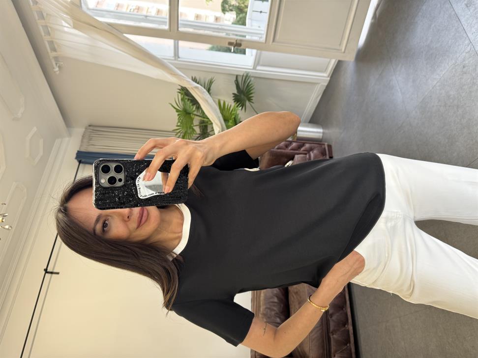 Siyah Kısa Kollu Yakası Şeritli Tişört