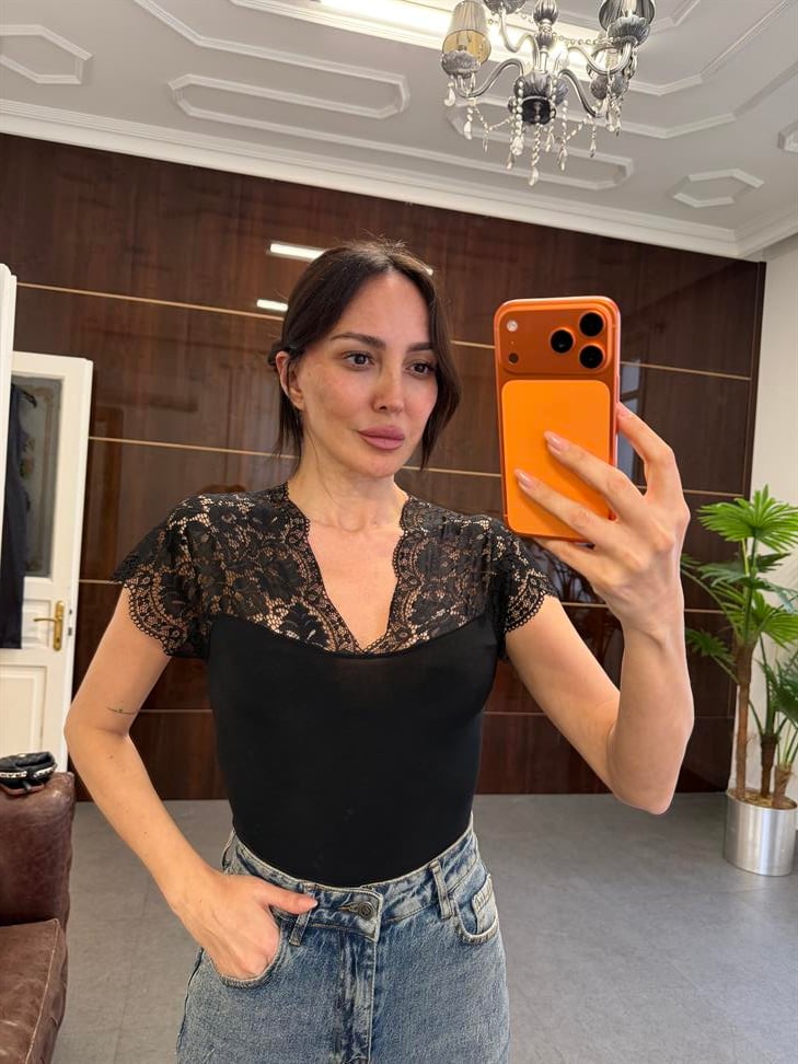 Siyah Kolları Dantelli Bluz