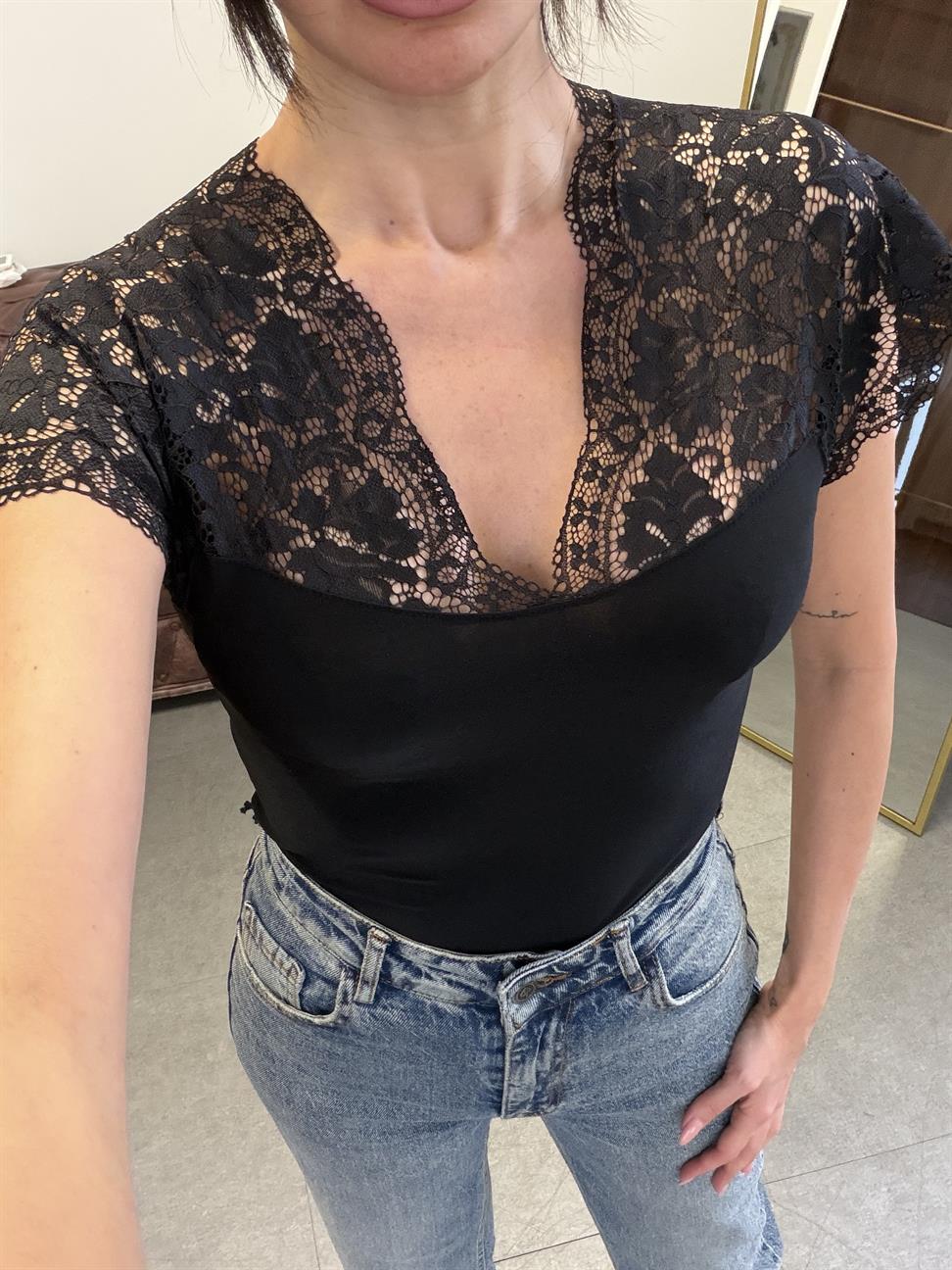 Siyah Kolları Dantelli Bluz