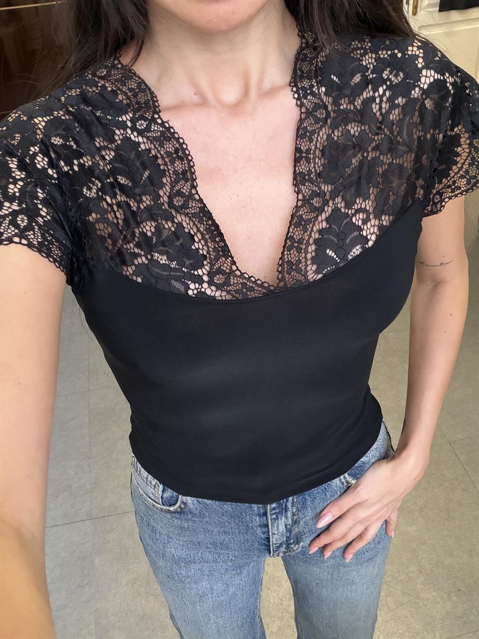 Siyah Kolları Dantelli Bluz