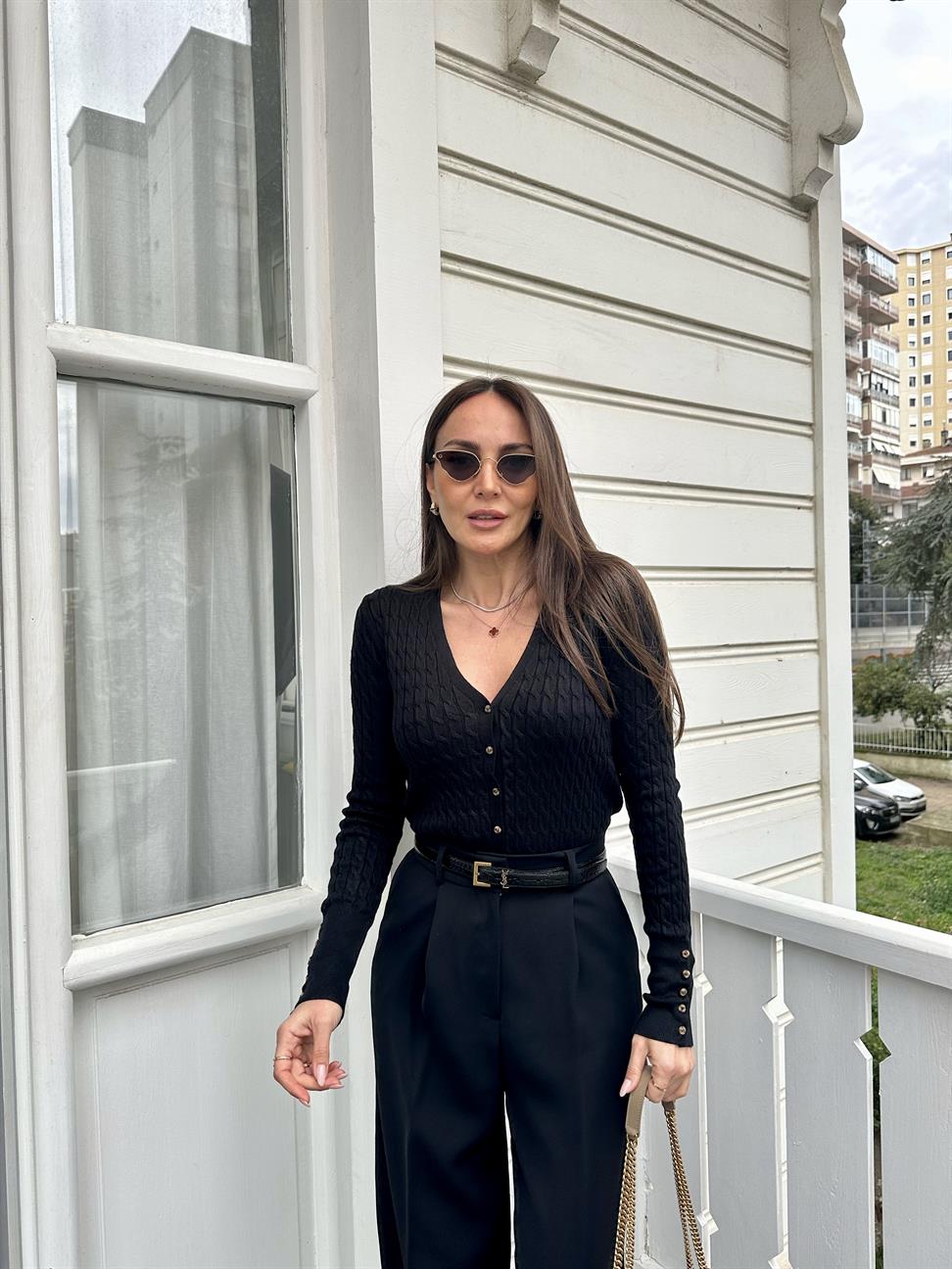 Siyah Kolları Düğmeli V Yaka Hırka