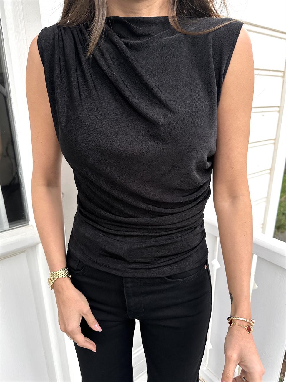 Siyah Kolsuz Drapeli Bluz