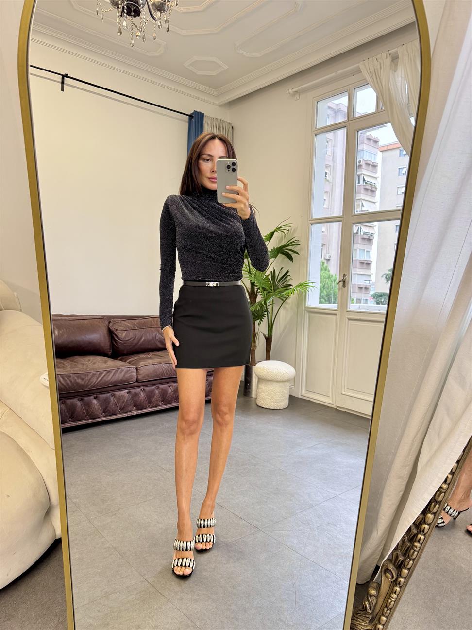 Siyah Küçük Taş İşlemeli Dik Yaka Bluz