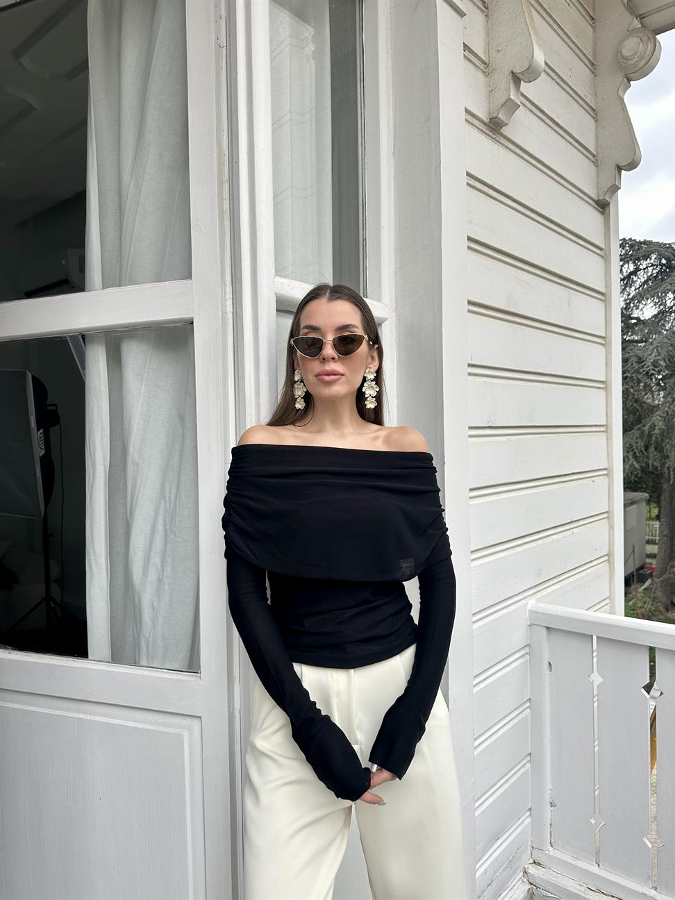 Siyah Madonna Yaka Dökümlü Bluz