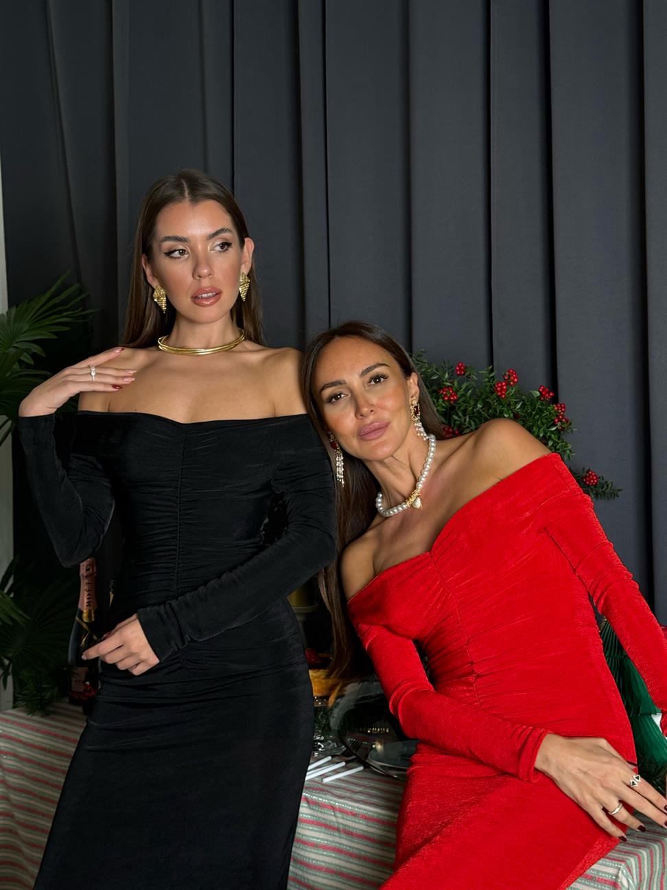 Siyah Madonna Yaka Önden Drapeli Elbise