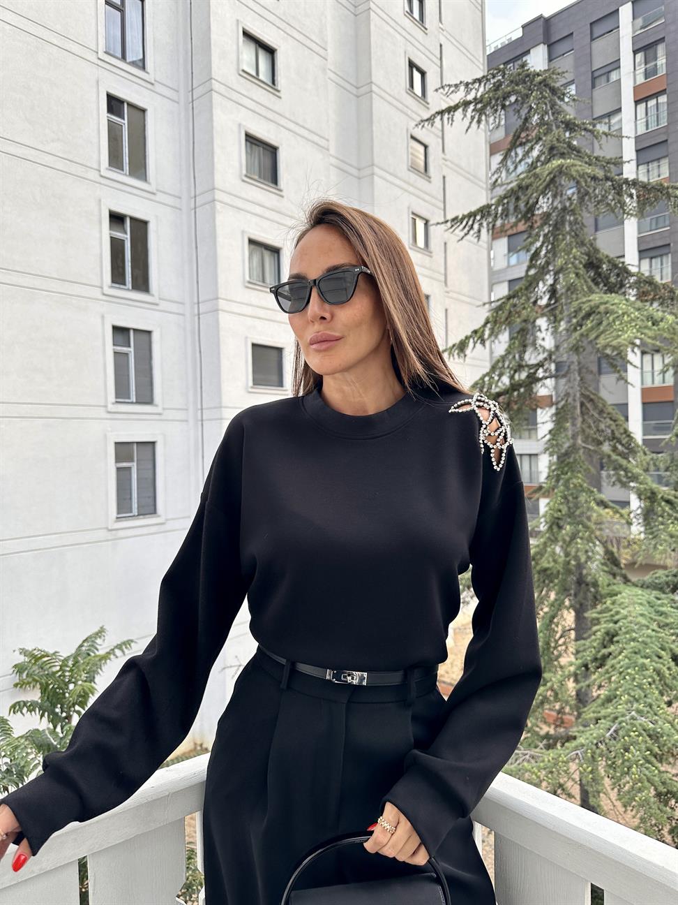 Siyah Omuz Detaylı Tasarım Sweatshirt
