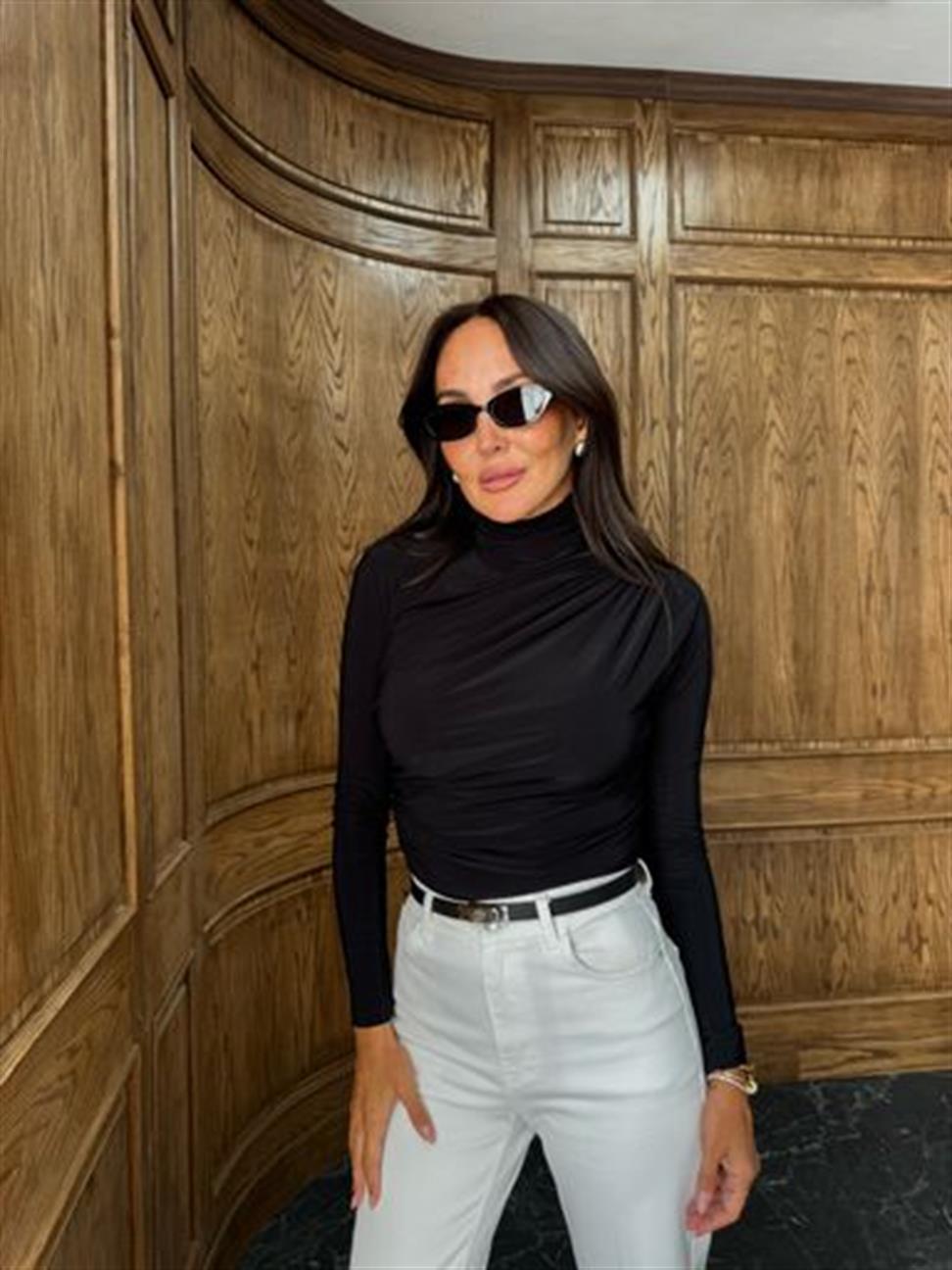 Siyah Omuz ve Bel Pile Bluz