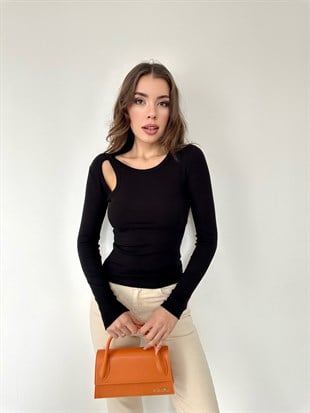 Siyah Omzu Açık Bluz