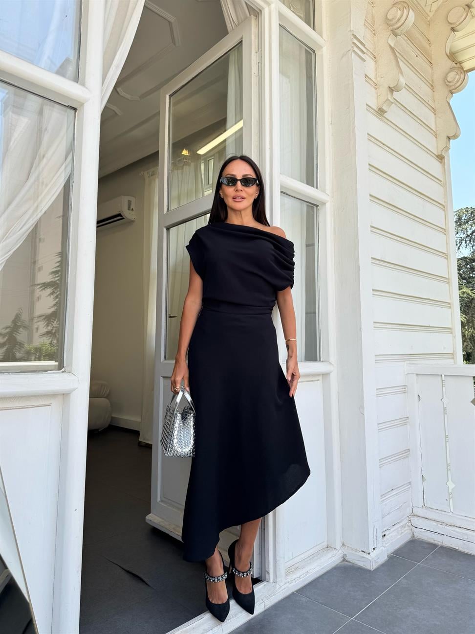 Siyah Omzu Dökümlü Elbise