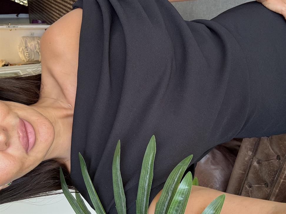 Siyah Omzu Dökümlü Elbise