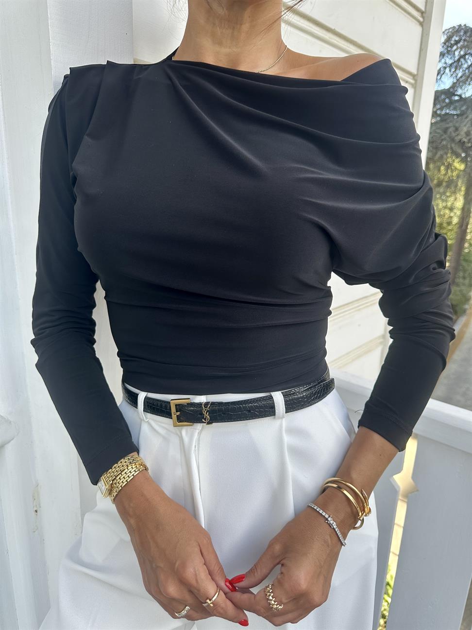 Siyah Omzu Pileli Bluz