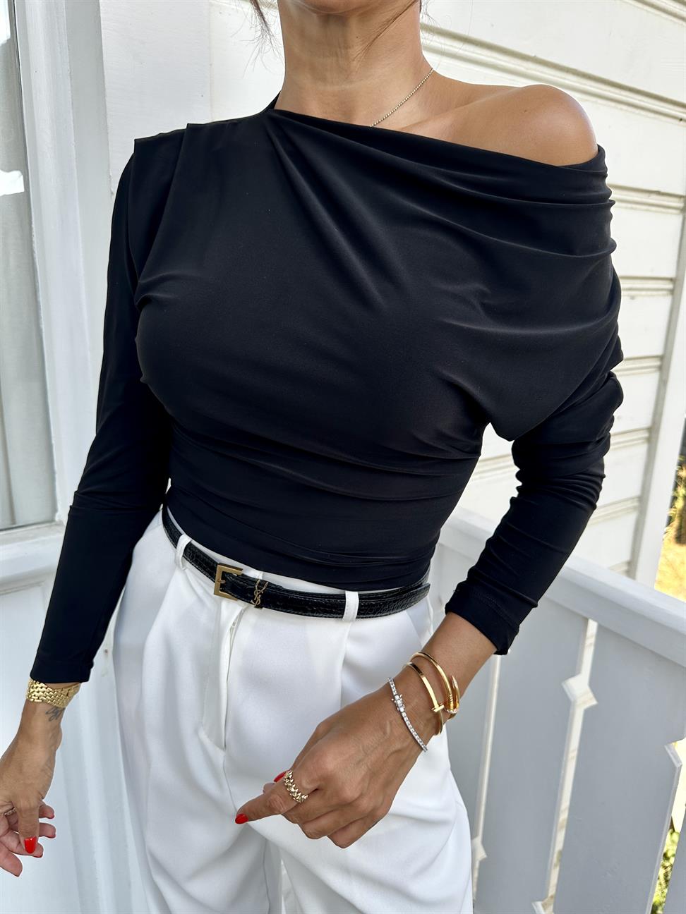 Siyah Omzu Pileli Bluz