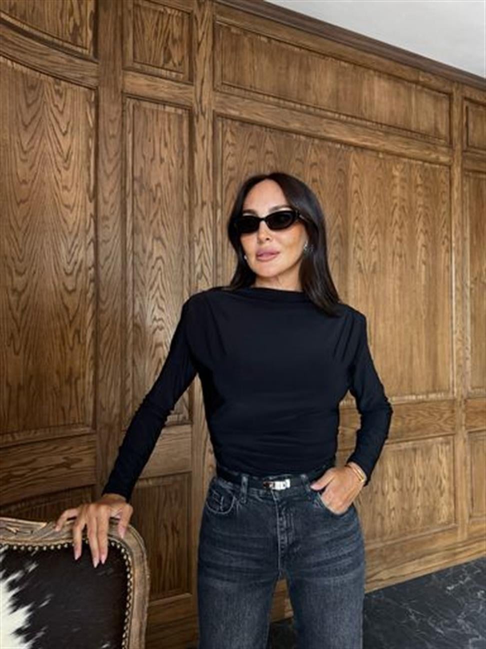 Siyah Omzu Vatkalı ve Piliseli Bluz