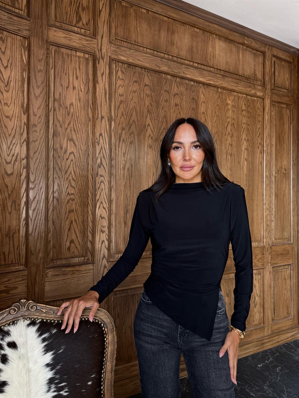 Siyah Omzu Vatkalı ve Piliseli Bluz