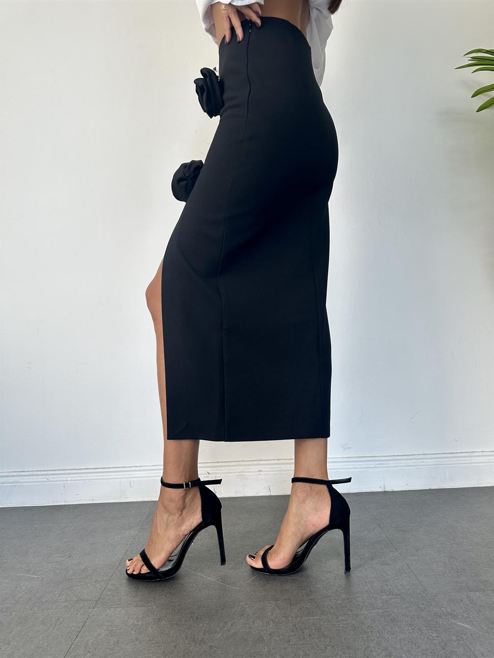 Siyah Özel Tasarım Gül Detaylı Etek