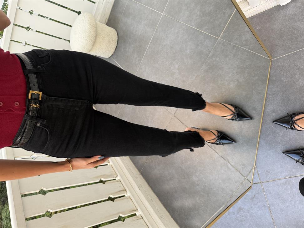 Siyah Paçası Püsküllü ve Yırtmaçlı Jean Pantolon