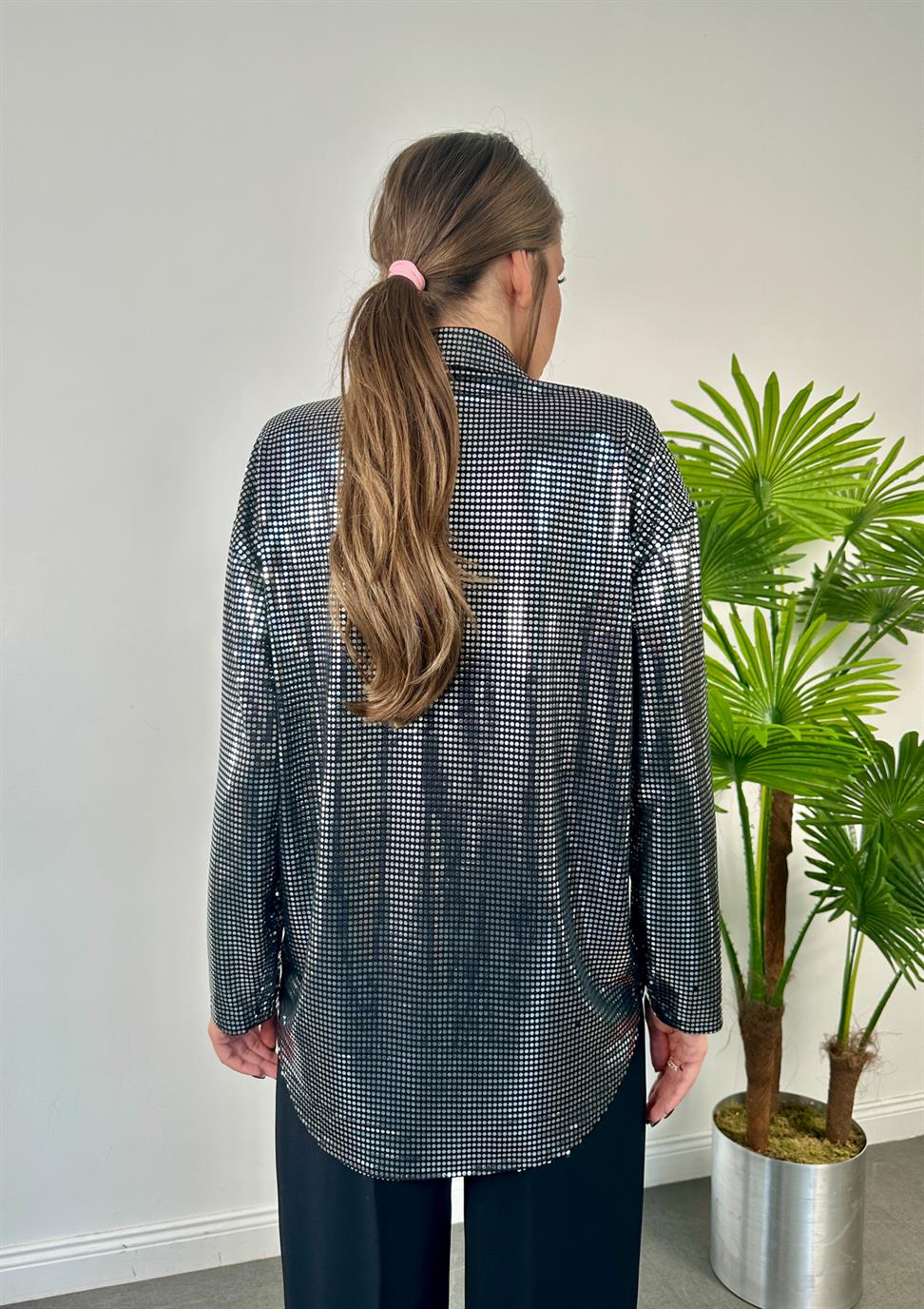 Siyah Parlak Taşlı Vatkalı Gömlek