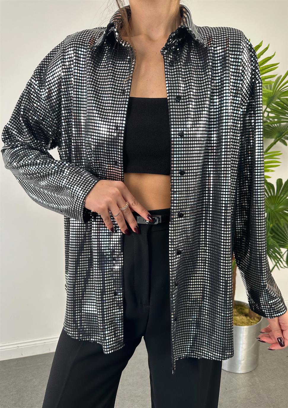 Siyah Parlak Taşlı Vatkalı Gömlek