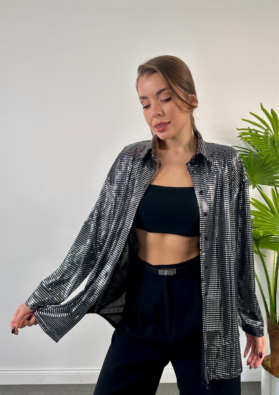 Siyah Parlak Taşlı Vatkalı Gömlek