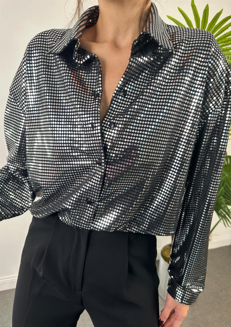 Siyah Parlak Taşlı Vatkalı Gömlek