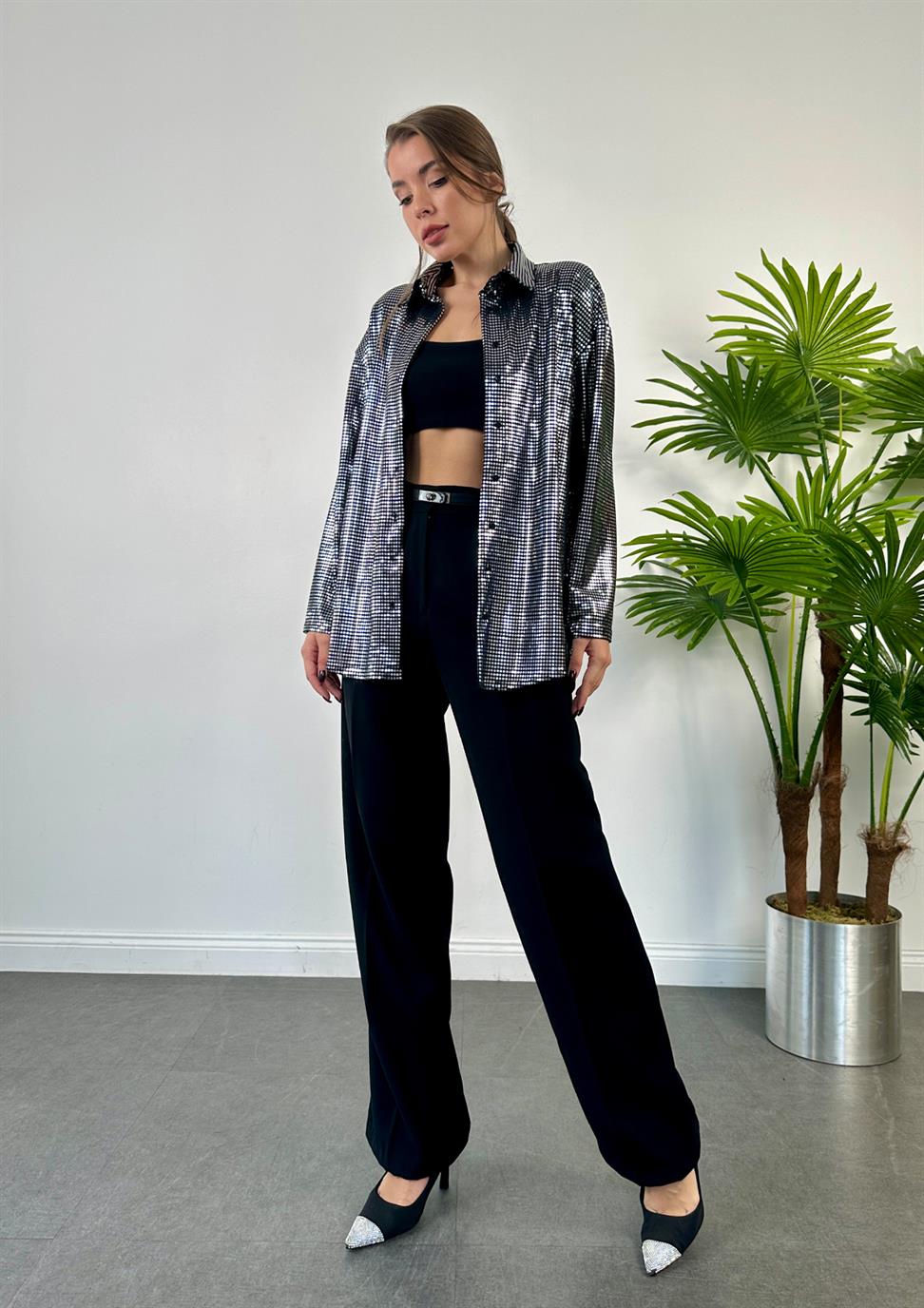 Siyah Parlak Taşlı Vatkalı Gömlek