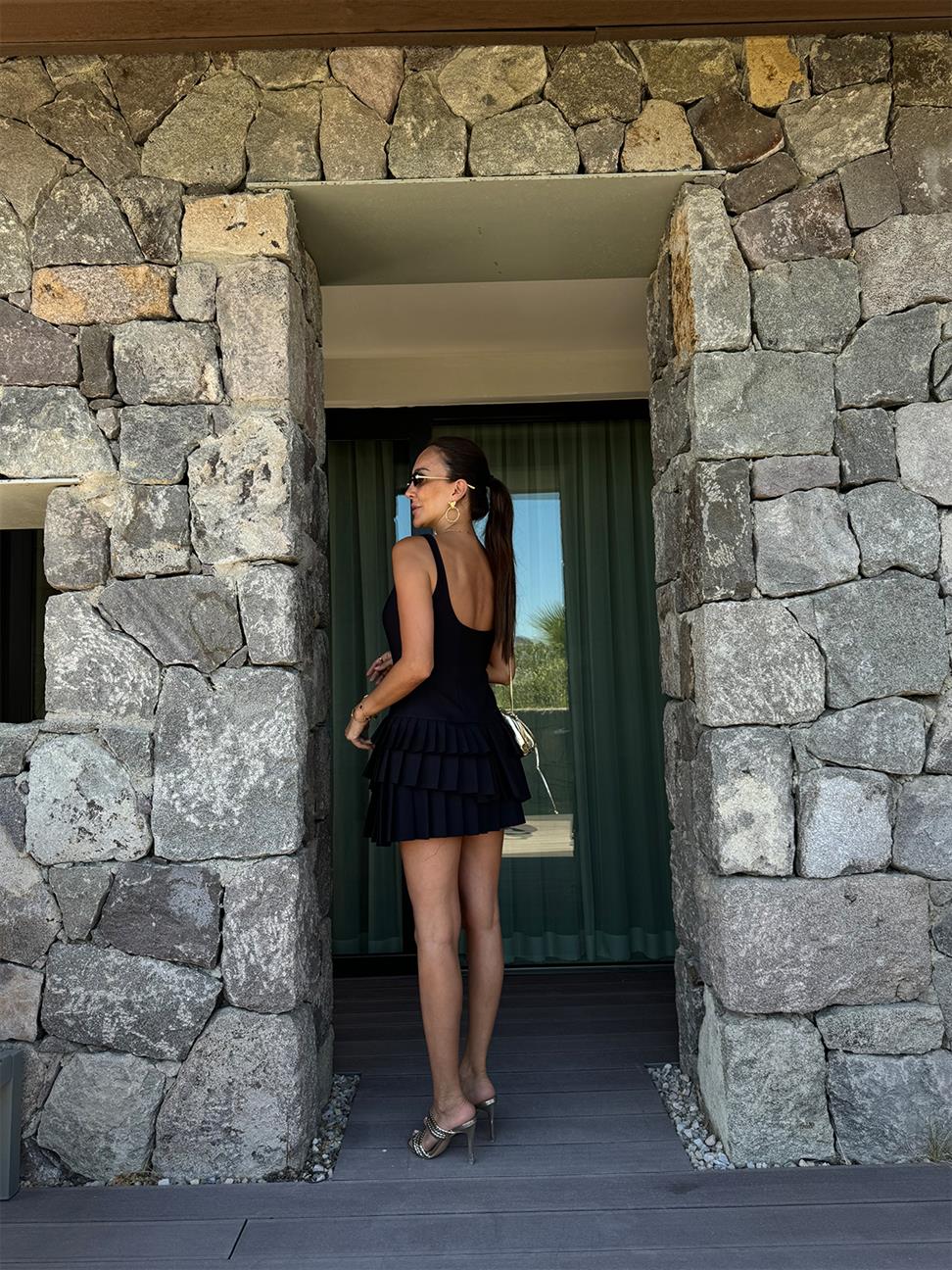 Siyah Pileli U Yaka Şortlu Elbise