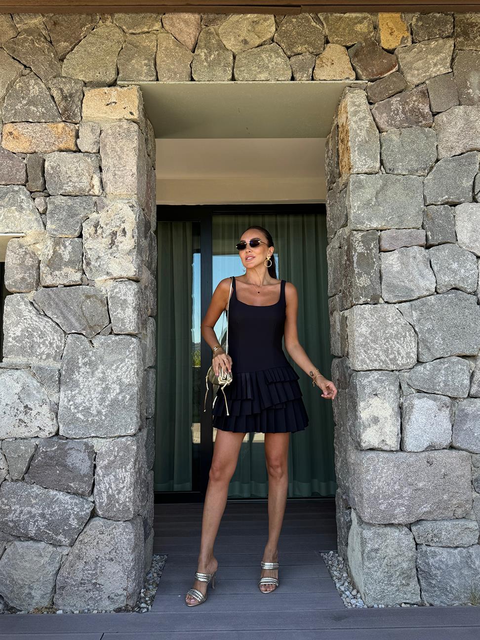 Siyah Pileli U Yaka Şortlu Elbise