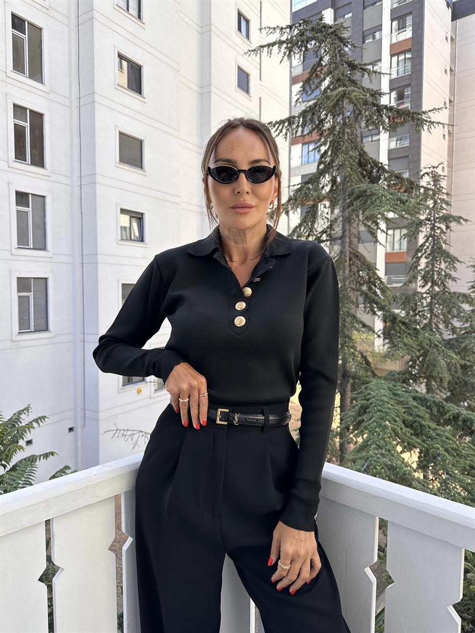 Siyah Polo Yaka Altın Düğme Triko