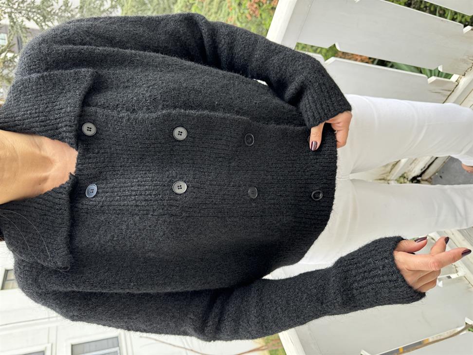 Siyah Polo Yaka Düğmeli Yumuşak Triko Hırka