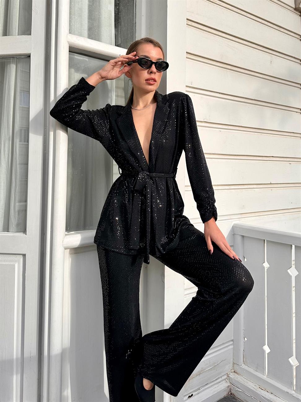 Siyah Kuşaklı Payetli Kadın Takım